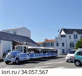 Туристический экскурсионный поезд на острове L'Île-d'Yeu. Vendée. France (2019 год). Редакционное фото, фотограф Вера Смолянинова / Фотобанк Лори