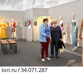 Посетители в медицинских масках на выставке концертных костюмов в период эпидемии коронавируса COVID-19. Музей изобразительных искусств. Калининград (2020 год). Редакционное фото, фотограф Ирина Борсученко / Фотобанк Лори