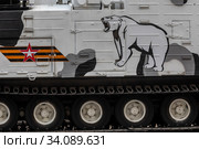 Военная техника арктической группировки армии России - зенитный ракетно-пушечный комплекс "Панцирь-СА" на Тверской улице в центре города Москвы перед ночной репетиции парада в честь 75-летия Победы в Великой Отечественной войне (2020 год). Редакционное фото, фотограф Николай Винокуров / Фотобанк Лори