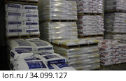 Pallets with organic and mineral fertilisers in bags for sale at warehouse store (2019 год). Редакционное видео, видеограф Яков Филимонов / Фотобанк Лори
