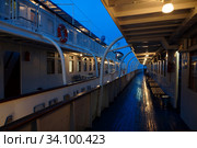 Два теплохода пришвартованы рядом. Сумерки на реке. Стоковое фото, фотограф ирина реброва / Фотобанк Лори