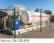 Газозаправочная автомобильная станция Shelf (стационарный заправочный модуль АГЗС) с наземным резервуаром хранения сжиженного газа. Лето, Санкт-Петербург, Россия (2020 год). Редакционное фото, фотограф Grigory_Gez / Фотобанк Лори
