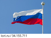 Российский флаг на флагштоке на фоне голубого безоблачного неба, Россия. Стоковое фото, фотограф Виктор Карасев / Фотобанк Лори