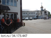 Люди встречают митрополита Ювеналия (2020 год). Редакционное фото, фотограф Дмитрий Неумоин / Фотобанк Лори