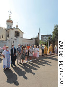 Люди встречают митрополита Ювеналия (2020 год). Редакционное фото, фотограф Дмитрий Неумоин / Фотобанк Лори