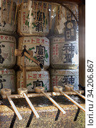 A ritual bamboo washbasin (tsukubai) with sake barrels at the Nishiki-Tenmangu Shrine. Kyoto. Japan (2007 год). Редакционное фото, фотограф Сергей Пристяжнюк (Serg Zastavkin) / Фотобанк Лори