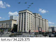 Ударные боевые вертолеты Ми-35М в небе над Москвой во время парада, посвященного 75-летию Победы в Великой Отечественной войне (2020 год). Редакционное фото, фотограф Free Wind / Фотобанк Лори