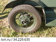 Советский легкий ретро бронеавтомобиль периода Второй мировой войны Д-8 на шасси легкового автомобиля ГАЗ-А на ретро ралли "Моторы войны" в Черноголовке, Московская область, вид на заднее колесо (2018 год). Редакционное фото, фотограф Малышев Андрей / Фотобанк Лори