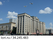 Имитация дозаправки в воздухе самолетов Ил-78 и Ту-160 в небе над Москвой во время парада, посвященного 75-летию Победы в Великой Отечественной войне (2020 год). Редакционное фото, фотограф Free Wind / Фотобанк Лори