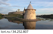 Плоская башня крупным планом солнечным июльским вечером. Псков, Россия (2020 год). Стоковое видео, видеограф Виктор Карасев / Фотобанк Лори