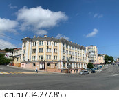 Светланская улица летом в солнечный день, дом 145. Город Владивосток, Россия (2020 год). Редакционное фото, фотограф Овчинникова Ирина / Фотобанк Лори