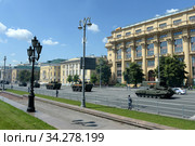 Военная техника на Моховой улице Москвы во время парада, посвящённого 75-летию Победы в Великой Отечественной войне (2020 год). Редакционное фото, фотограф Free Wind / Фотобанк Лори