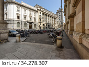 Largo Raffaele Mattioli street. View at Church of St. Fedele and Palace of the Banca Commerciale Italiana. Milan, Lombardy, Italy. (2018 год). Редакционное фото, фотограф Bala-Kate / Фотобанк Лори