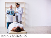 Police coroner examining dead body corpse in morgue. Стоковое фото, фотограф Elnur / Фотобанк Лори