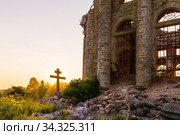 Cross near the destroyed church on the Fifth Mountain at sunset (2020 год). Стоковое фото, фотограф Дмитрий Тищенко / Фотобанк Лори