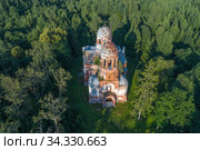 Руины старинной Троицкой церкви (Троицы Живоначальной в Язвищах) в лесу солнечным июльским вечером (аэросъемка). Новгородская область, Россия (2020 год). Стоковое фото, фотограф Виктор Карасев / Фотобанк Лори