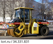 Асфальтовый каток Dynapac CC222HF. Улица Ярцевская. Район Кунцево. Город Москва. Россия (2010 год). Редакционное фото, фотограф lana1501 / Фотобанк Лори
