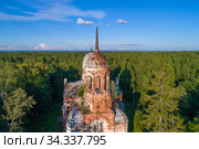 Колокольня заброшенной старинной Троицкой церкви (Троицы Живоначальной в Язвищах) крупным планом солнечным июльским вечером. Новгородская область, Россия (2020 год). Стоковое фото, фотограф Виктор Карасев / Фотобанк Лори