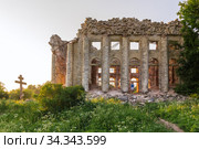 Beautiful ruins of a church in the village of Fifth Mountain in the Leningrad region. Стоковое фото, фотограф Дмитрий Тищенко / Фотобанк Лори