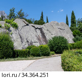 Lump of gabbro diabase - stone, tourist attraction in Vorontsovsky Park, Crimea (2019 год). Стоковое фото, фотограф Володина Ольга / Фотобанк Лори