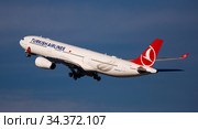 Airplane Turkish Airlines airline take off from Barcelona El Prat airport. Board number TC-JNK (2020 год). Редакционное фото, фотограф Яков Филимонов / Фотобанк Лори