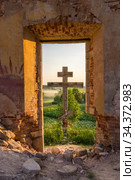 Cross in the doorway of a destroyed church in Leningrad Region (2020 год). Стоковое фото, фотограф Дмитрий Тищенко / Фотобанк Лори