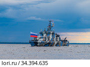 Россия. Санкт-Петербург. Военный корабль в акватории Финского залива. Противодиверсионный катер "Нахимовец", бортовой номер 689 (2020 год). Редакционное фото, фотограф Литвяк Игорь / Фотобанк Лори