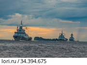 Россия. Санкт-Петербург. Армада военных кораблей в акватории Финского залива на параде в честь дня ВМФ (2020 год). Редакционное фото, фотограф Литвяк Игорь / Фотобанк Лори