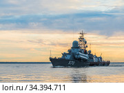 Россия. Санкт-Петербург. Военный корабль в акватории Финского залива. Малый ракетный корабль «Пассат», бортовой номер 570 (2020 год). Редакционное фото, фотограф Литвяк Игорь / Фотобанк Лори