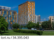 Москва, улица Митинская, дом 20, жилой комплекс "LIFE Митинская PARKSIDE" (2020 год). Редакционное фото, фотограф glokaya_kuzdra / Фотобанк Лори