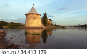 Плоская башня с отражением июльским вечером. Псков, Россия (2020 год). Стоковое видео, видеограф Виктор Карасев / Фотобанк Лори