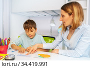 Autistic boy learn to read words with cards. Стоковое фото, фотограф Сергей Новиков / Фотобанк Лори