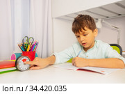 Autistic boy during aba therapy point to timer. Стоковое фото, фотограф Сергей Новиков / Фотобанк Лори