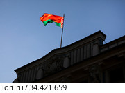 Наицональный флаг Республики Беларусь на посольстве РБ на улице Маросейка в городе Москве, Россия. Стоковое фото, фотограф Николай Винокуров / Фотобанк Лори