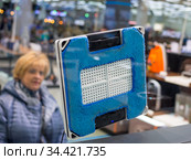 Женщина наблюдает за работой робота мойщика окон (2019 год). Редакционное фото, фотограф Вячеслав Палес / Фотобанк Лори