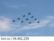 Тактическое крыло в составе группы истребителей Су-30СМ и Су-35С , и бомбардировщиков СУ-34 в небе над Москвой во время генеральной репетиции парада, посвященного 75-летию Победы в Великой Отечественной войне (2020 год). Редакционное фото, фотограф Free Wind / Фотобанк Лори