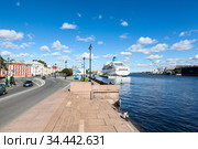 St. Petersburg, Russia-circa Sep, 2012: The Lieutenant Schmidt Embankment with cruise ferryboat pier is on the Neva river. It is located in the centre of city. Редакционное фото, фотограф Кекяляйнен Андрей / Фотобанк Лори