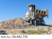 Разрушенное незаконно построенное здание гостиничного комплекса. Стоковое фото, фотограф Иванов Алексей / Фотобанк Лори