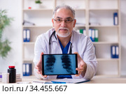 Old male doctor radiologist in telehealth concept. Стоковое фото, фотограф Elnur / Фотобанк Лори