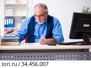 Old male author writing books. Стоковое фото, фотограф Elnur / Фотобанк Лори