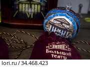 Витрина сувенирного магазина Большого театра в городе Москве, Россия (2020 год). Редакционное фото, фотограф Николай Винокуров / Фотобанк Лори