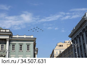 Тактическое крыло в составе группы истребителей Су-30СМ и Су-35С , и бомбардировщиков СУ-34 в небе над Москвой во время генеральной репетиции парада, посвященного 75-летию Победы в Великой Отечественной войне (2020 год). Редакционное фото, фотограф Free Wind / Фотобанк Лори