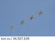 Группа тактических фронтовых бомбардировщиков с крылом изменяемой стреловидности Су-24М (Fencer) в небе над Москвой во время генеральной репетиции парада, посвященного 75-летию Победы в Великой Отечественной войне (2020 год). Редакционное фото, фотограф Free Wind / Фотобанк Лори