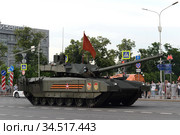 Российский боевой танк Т-14 «Армата» на тяжёлой гусеничной платформе на Тверской улице во время ночной репетиции парада, посвящённого 75-летию Победы в Великой Отечественной войне (2020 год). Редакционное фото, фотограф Free Wind / Фотобанк Лори