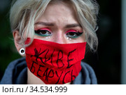 Девушка в красной маске с надписью "Живе Беларусь" стоит в "цепи солидарности" в поддержку жителей Белоруссии, протестующих против официально объявленных результатов выборов президента 9 августа, у посольства Белоруссии в России (2020 год). Редакционное фото, фотограф Николай Винокуров / Фотобанк Лори