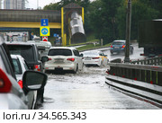 Сильный дождь в Москве. Затопленная проезжая часть. МКАД 33 км, съезд на Варшавское шоссе и трассу М2 "Крым". 28 августа 2020 года. Редакционное фото, фотограф Щеголева Ольга / Фотобанк Лори