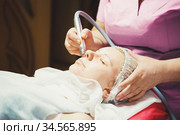 Face hydrolysis and Gas-liquid peeling for face in beauty salon. Beautician performs a mesotherapy treatment on a woman. Стоковое фото, фотограф Nataliia Zhekova / Фотобанк Лори
