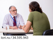 Young man meeting with advocate in pre-trial detention. Стоковое фото, фотограф Elnur / Фотобанк Лори