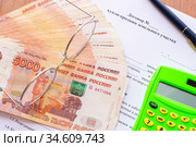 Подписание договора купли продажи земельного участка и оплата. Стоковое фото, фотограф Иванов Алексей / Фотобанк Лори