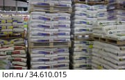 Various fertilizers in plastic sacks on pallets in large garden center of Barcelona (2019 год). Редакционное видео, видеограф Яков Филимонов / Фотобанк Лори